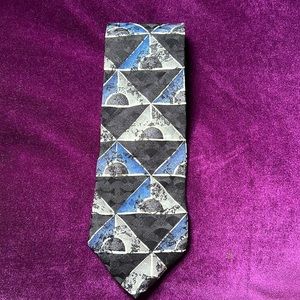 Geometric 100% silk tie